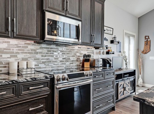 137 Westview Drive, Nanton, AB - Indoor Photo Showing Kitchen With Upgraded Kitchen