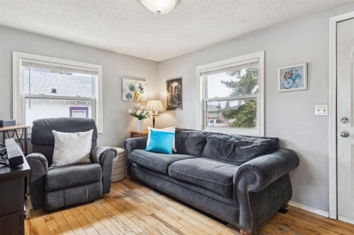 7417 24 Street Se, Calgary, AB - Indoor Photo Showing Living Room