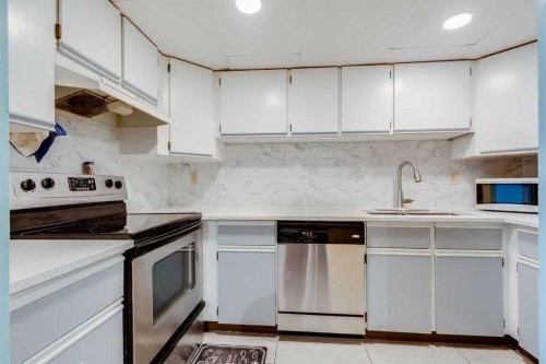 104-335 Garry Crescent Ne, Calgary, AB - Indoor Photo Showing Kitchen
