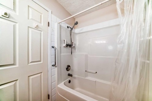 152 Country Hills Villas Nw, Calgary, AB - Indoor Photo Showing Bathroom
