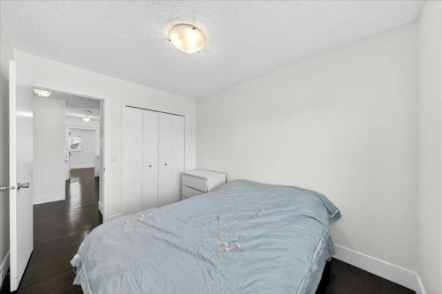 98 Hampstead Circle Nw, Calgary, AB - Indoor Photo Showing Bedroom