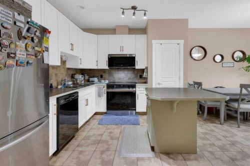 17-28 Heritage Drive, Cochrane, AB - Indoor Photo Showing Kitchen