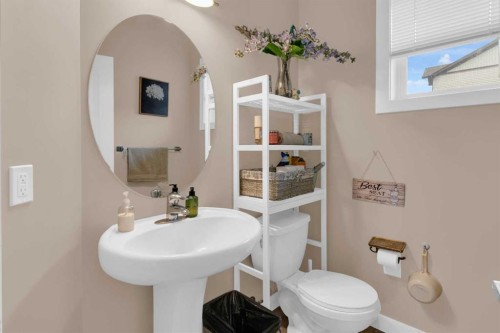 17-28 Heritage Drive, Cochrane, AB - Indoor Photo Showing Bathroom
