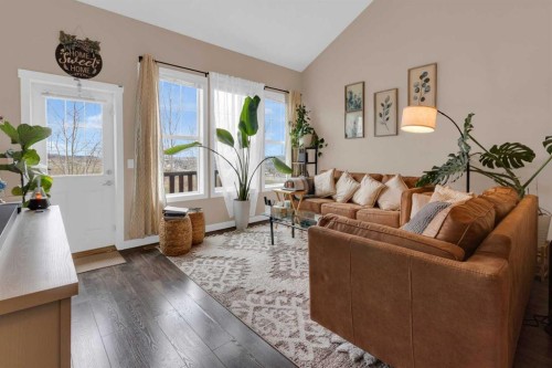 17-28 Heritage Drive, Cochrane, AB - Indoor Photo Showing Living Room