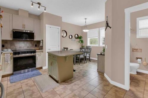 17-28 Heritage Drive, Cochrane, AB - Indoor Photo Showing Kitchen
