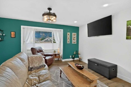 7704 23 Avenue, Coleman, AB - Indoor Photo Showing Living Room