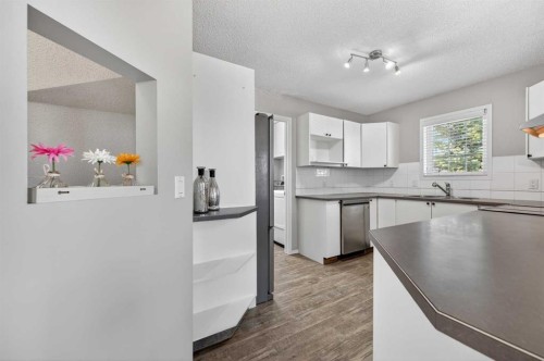 3106-7171 Coach Hill Road Sw, Calgary, AB - Indoor Photo Showing Kitchen