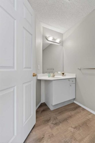 3106-7171 Coach Hill Road Sw, Calgary, AB - Indoor Photo Showing Bathroom