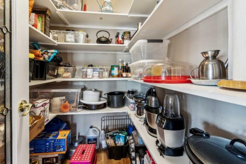 4538 Montgomery Avenue Nw, Calgary, AB - Indoor With Storage