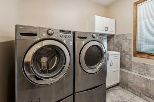 4538 Montgomery Avenue Nw, Calgary, AB - Indoor Photo Showing Laundry Room