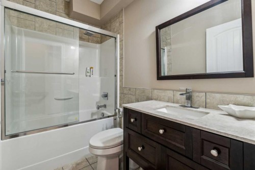 4538 Montgomery Avenue Nw, Calgary, AB - Indoor Photo Showing Bathroom