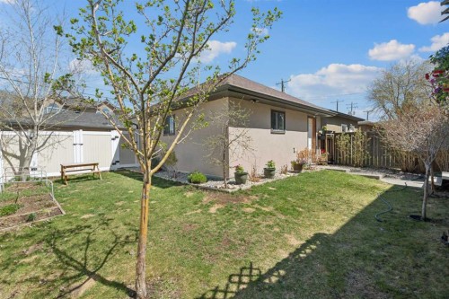 4538 Montgomery Avenue Nw, Calgary, AB - Outdoor