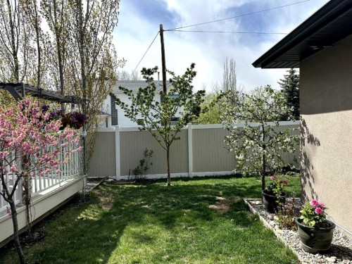 4538 Montgomery Avenue Nw, Calgary, AB - Outdoor