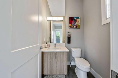 639 19 Avenue Nw, Calgary, AB - Indoor Photo Showing Bathroom