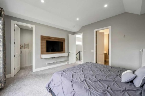 639 19 Avenue Nw, Calgary, AB - Indoor Photo Showing Bedroom
