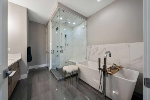 639 19 Avenue Nw, Calgary, AB - Indoor Photo Showing Bathroom