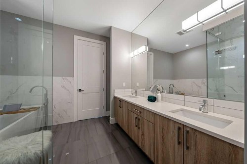 639 19 Avenue Nw, Calgary, AB - Indoor Photo Showing Bathroom