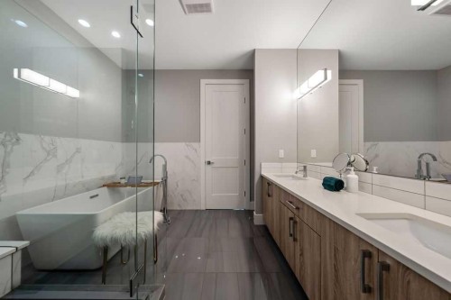 639 19 Avenue Nw, Calgary, AB - Indoor Photo Showing Bathroom