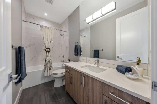 639 19 Avenue Nw, Calgary, AB - Indoor Photo Showing Bathroom