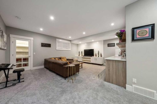 639 19 Avenue Nw, Calgary, AB - Indoor