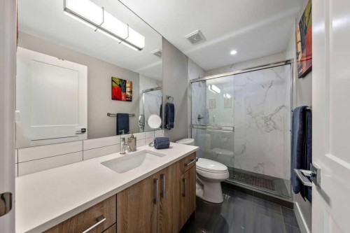 639 19 Avenue Nw, Calgary, AB - Indoor Photo Showing Bathroom