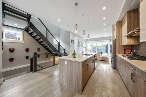 639 19 Avenue Nw, Calgary, AB - Indoor Photo Showing Kitchen With Upgraded Kitchen
