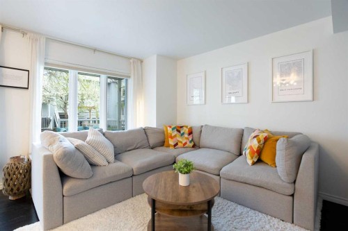184 Inglewood Cove Se, Calgary, AB - Indoor Photo Showing Living Room