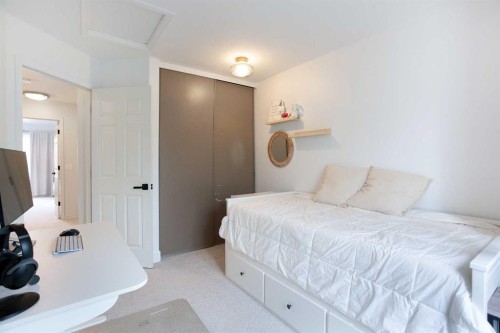 184 Inglewood Cove Se, Calgary, AB - Indoor Photo Showing Bedroom