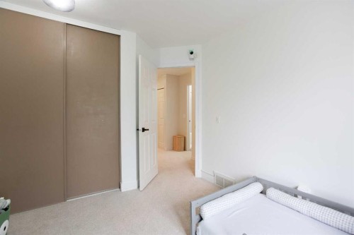 184 Inglewood Cove Se, Calgary, AB - Indoor Photo Showing Bedroom