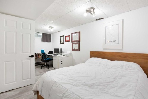 184 Inglewood Cove Se, Calgary, AB - Indoor Photo Showing Bedroom