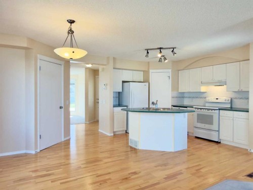 206 Tuscany Drive Nw, Calgary, AB - Indoor Photo Showing Kitchen