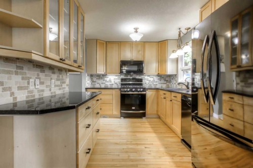 2519 Cherokee Drive Nw, Calgary, AB - Indoor Photo Showing Kitchen