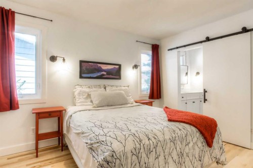 2519 Cherokee Drive Nw, Calgary, AB - Indoor Photo Showing Bedroom