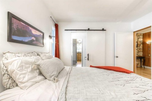 2519 Cherokee Drive Nw, Calgary, AB - Indoor Photo Showing Bedroom