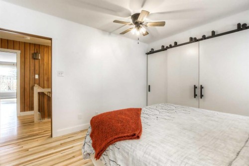 2519 Cherokee Drive Nw, Calgary, AB - Indoor Photo Showing Bedroom