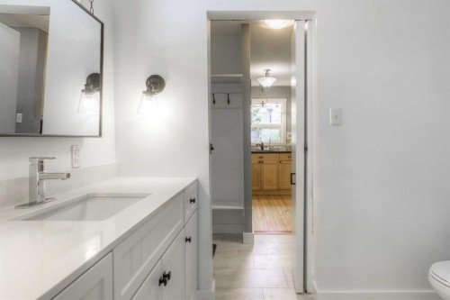 2519 Cherokee Drive Nw, Calgary, AB - Indoor Photo Showing Bathroom