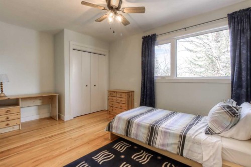 2519 Cherokee Drive Nw, Calgary, AB - Indoor Photo Showing Bedroom