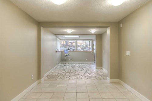 2519 Cherokee Drive Nw, Calgary, AB - Indoor Photo Showing Other Room
