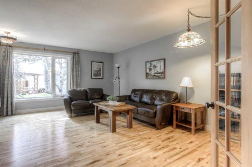 2519 Cherokee Drive Nw, Calgary, AB - Indoor Photo Showing Living Room