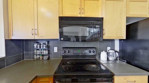 17 Sunset Heights, Cochrane, AB - Indoor Photo Showing Kitchen