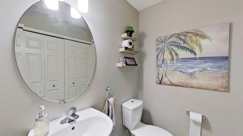 17 Sunset Heights, Cochrane, AB - Indoor Photo Showing Bathroom