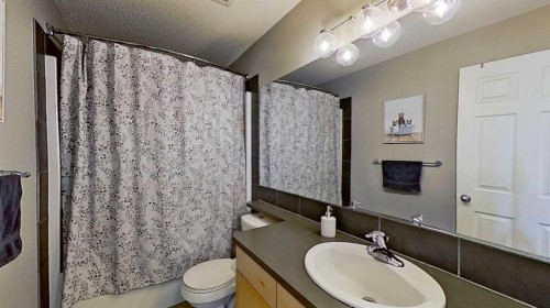 17 Sunset Heights, Cochrane, AB - Indoor Photo Showing Bathroom