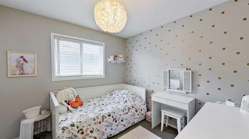 17 Sunset Heights, Cochrane, AB - Indoor Photo Showing Bedroom