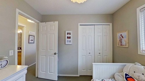 17 Sunset Heights, Cochrane, AB - Indoor Photo Showing Bedroom