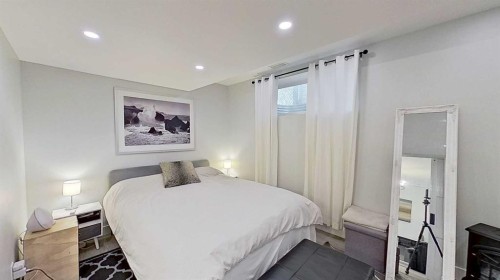 17 Sunset Heights, Cochrane, AB - Indoor Photo Showing Bedroom