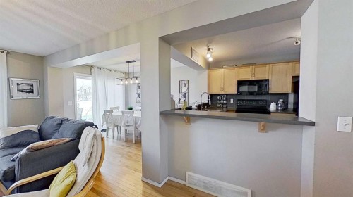 17 Sunset Heights, Cochrane, AB - Indoor Photo Showing Kitchen