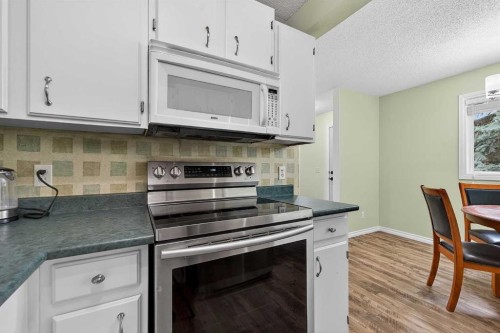 7-14736 Deerfield, Calgary, AB - Indoor Photo Showing Kitchen