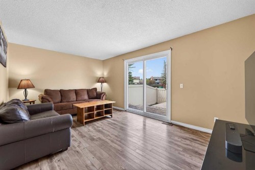 7-14736 Deerfield, Calgary, AB - Indoor Photo Showing Living Room
