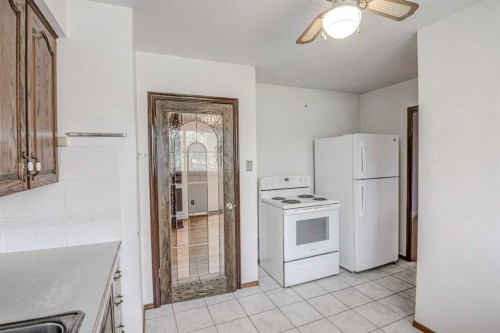 544 Thornhill Place Nw, Calgary, AB - Indoor Photo Showing Kitchen