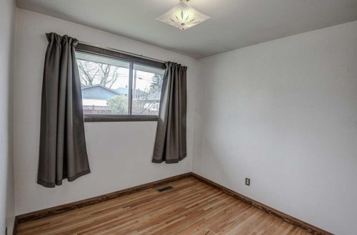 544 Thornhill Place Nw, Calgary, AB - Indoor Photo Showing Other Room